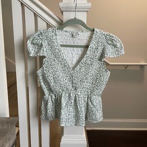 Floral Green and White American Eagle V Neck Cap Sleeve Peplum Top in size small